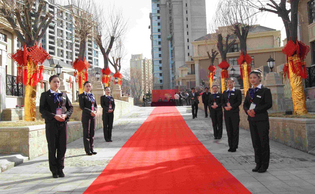 裕康各項目部列隊迎賓，業(yè)主盡享五星級體驗